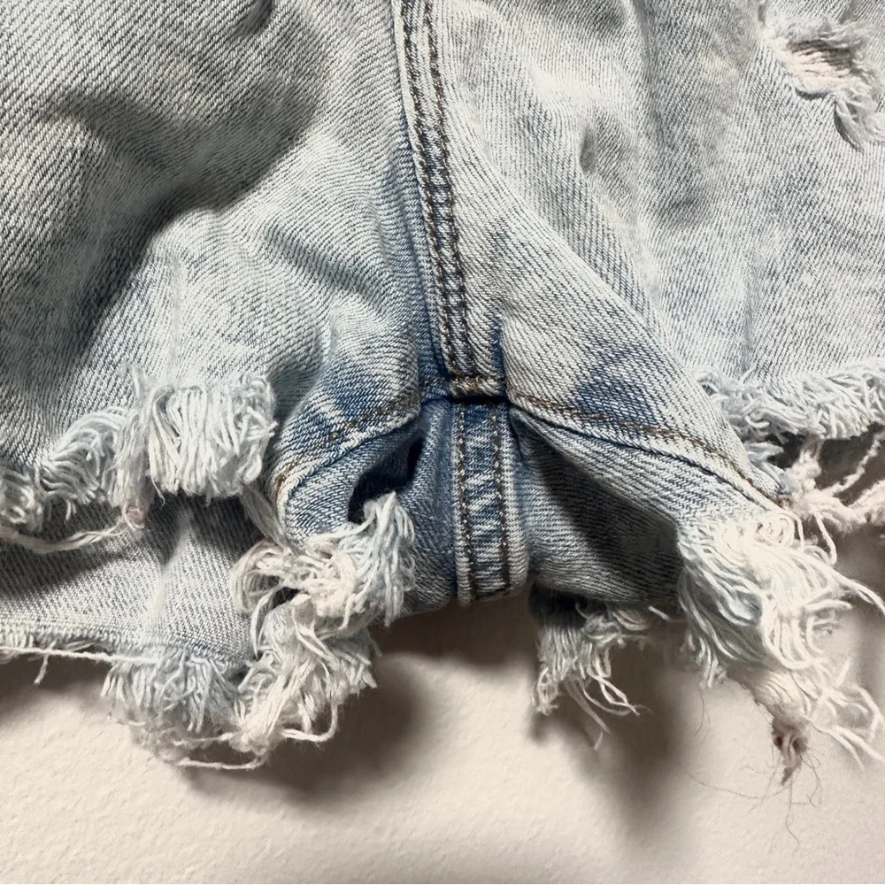 Old Navy Boyfriend Denim Shorts Distressed Cutoffs Light Wash Women’s Size 10